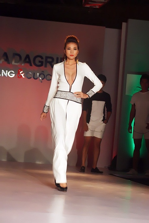 đầm chữ V siêu sexy,sao tây,sao Việt,thời trang,Thanh Hằng,Midu,Phương Thanh,người đẹp