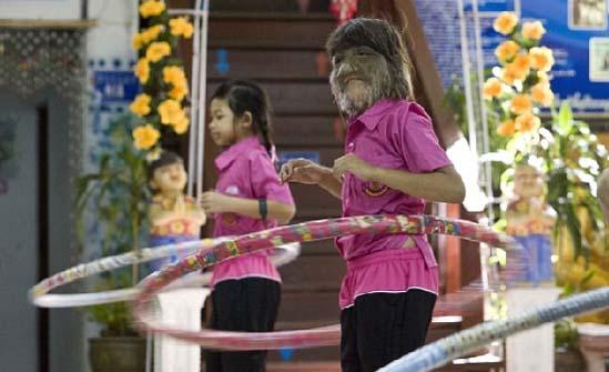Chuyện lạ,chuyện lạ thế giới,phi thường,kỳ quặc,cô bé sói
