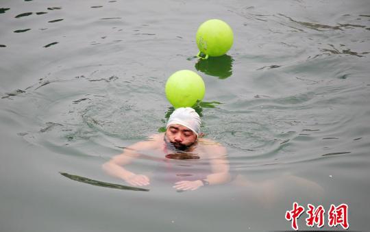 chuyện là,chuyện lạ thế giới,phi thường,kỳ quặc,thi bơi,đeo đá