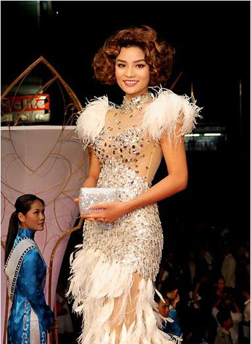 mỹ nhân Việt,thời trang,diện,thắt lưng,váy,người mẫu,người đẹp,ngôi sao,chân dài,diễn viên,lông vũ,váy