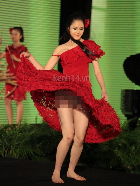 người mẫu,khoe vòng ba,phản cảm,show diễn thời trang xuân hè 2012