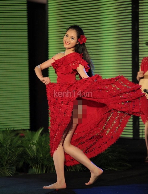 người mẫu,khoe vòng ba,phản cảm,show diễn thời trang xuân hè 2012