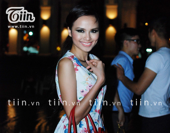 Diễm Hương,gợi cảm,áo dài,khoét sâu ngực,hoa hậu,scandal,hớ hênh,lộ,hở,từ thiện