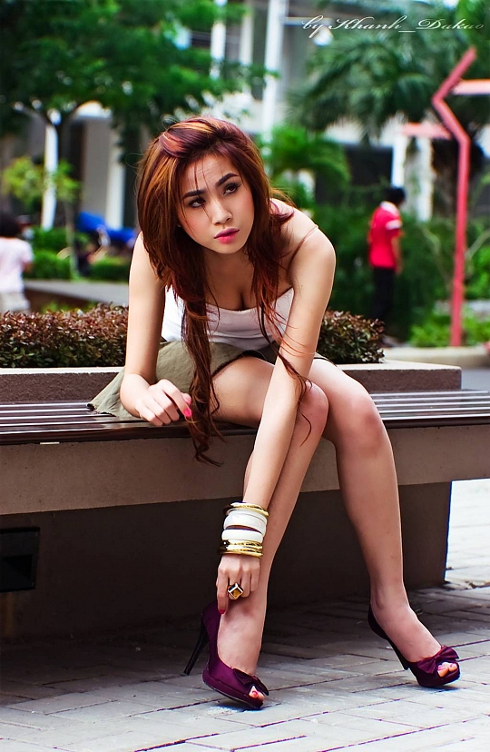 Thủy Tiên,tái xuất,show diễn,gương mặt,nhợt nhạt,dao kéo,quá đà,kém tự nhiên,má to