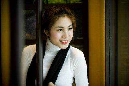 Thủy Tiên,tái xuất,show diễn,gương mặt,nhợt nhạt,dao kéo,quá đà,kém tự nhiên,má to
