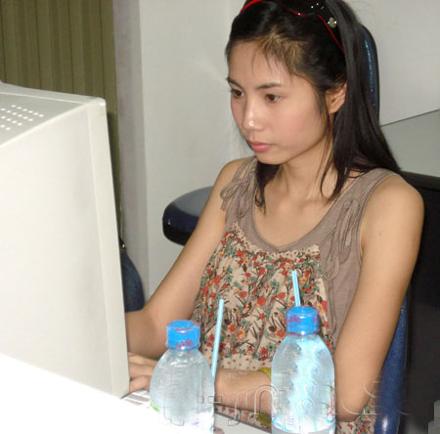 Thủy Tiên,tái xuất,show diễn,gương mặt,nhợt nhạt,dao kéo,quá đà,kém tự nhiên,má to