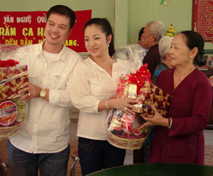 từ thiện,người đẹp,hoa hậu,giúp,đỡ,ủng hộ,trẻ em,ca sỹ,ca sĩ,cái tâm,mạnh thường quân