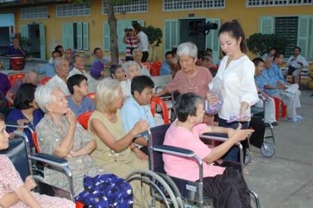 từ thiện,người đẹp,hoa hậu,giúp,đỡ,ủng hộ,trẻ em,ca sỹ,ca sĩ,cái tâm,mạnh thường quân
