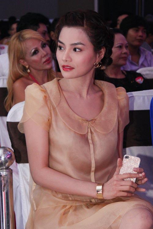 Diễm Hương,gợi cảm,áo dài,khoét sâu ngực,hoa hậu,scandal,hớ hênh,lộ,hở,từ thiện,váy ngắn
