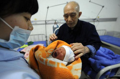sinh con,tuổi 75,75 tuổi