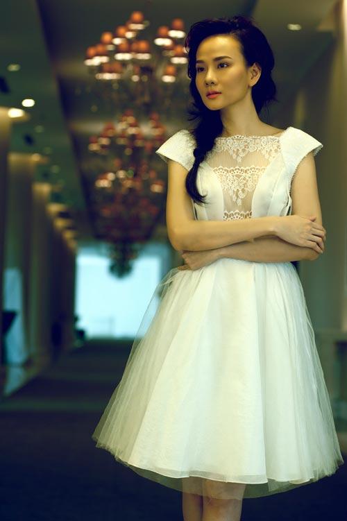 Trang Trần,chân dài,váy xẻ,sexy,người mẫu,trang điểm,màu nude,phong cách,gái mại dâm,bán dâm