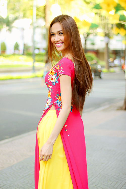 Trang Trần,chân dài,váy xẻ,sexy,người mẫu,trang điểm,màu nude,phong cách,gái mại dâm,bán dâm