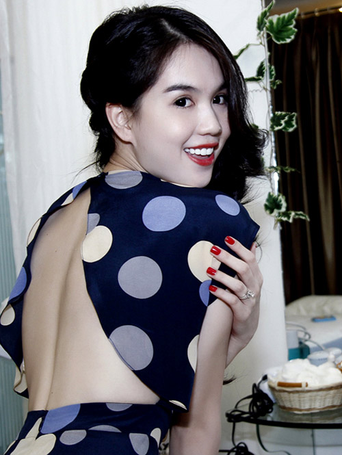 khoe lưng,váy khoét,áo khoét,chữ V,kín đáo,sexy