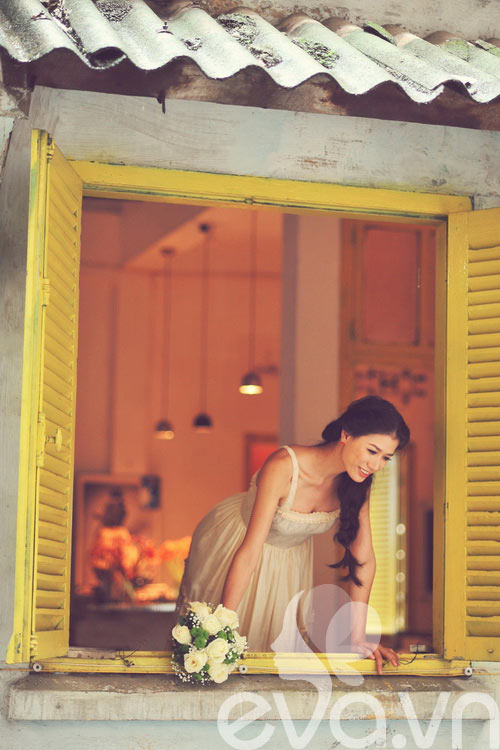 Trang Trần,chân dài,váy xẻ,sexy,người mẫu,trang điểm,màu nude,phong cách,gái mại dâm,bán dâm