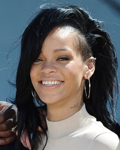 Rihanna,gương mặt đẹp,ca sỹ,ca sĩ,nóng bỏng,gợi cảm,vòng 1,vòng một,trang điểm,hoa tai,bông tai,phụ kiện