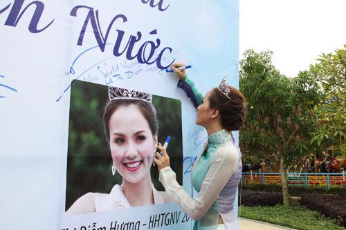 Hồng Quế,Hoàn Thùy Linh,Diễm Hương,Sao việt