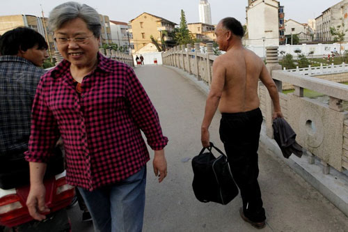 hút chậu,dùng bụng,cụ già 69 tuổi,Lưu Huệ Nhân