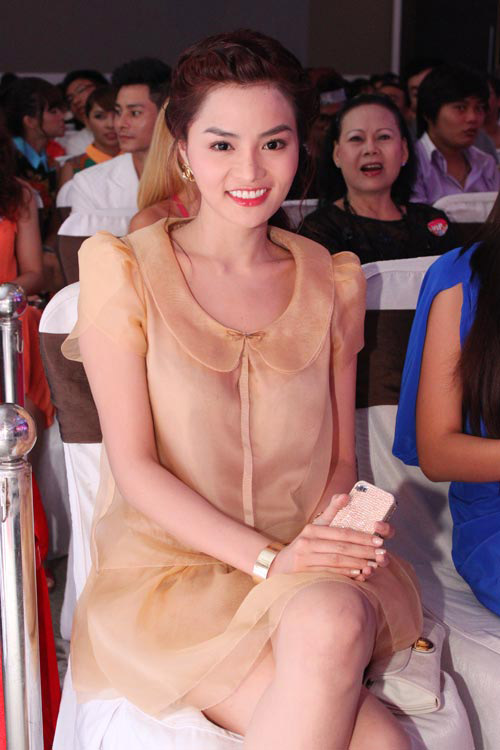 Vũ Thu Phương,người mẫu,chân dài,Campuchia,siêu mẫu,thời trang,hở,giám khảo,catwalk,cuộc thi,giản dị