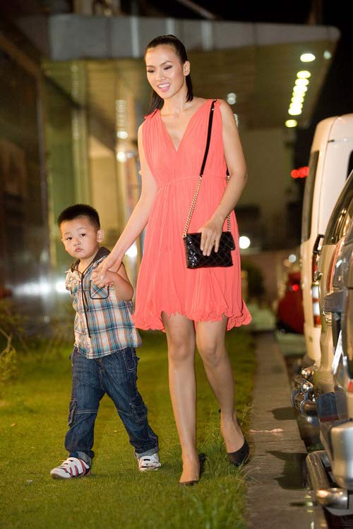 Showbiz việt,gái một con,anh thư,jennifer phạm,dương yến ngọc,hồ ngọc hà