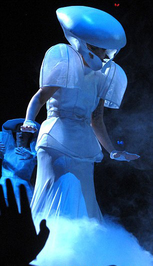 Lady Gaga,ca sĩ,phong cách,hình nộm,ca sỹ,kiếm tiền,khoe,quái dị,cá tính,đặc biệt,khác người,váy thịt