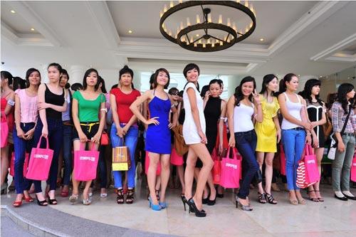 Vietnam's Next Top Model,Next Top Model,người mẫu,catwalk,đi thi,bế con