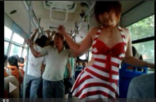 thiếu nữ,mặc bikini,quậy tung,xe bus,buýt,bikini