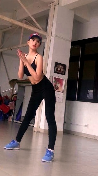 Vũ điệu đường cong,Angela Phương Trinh,Trà ngọc Hằng