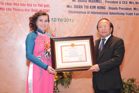 Đệ nhất Hoa hậu Quý bà Thế giới,Hoa hậu Quý bà Thế giới,Kim Hồng,Quý bà Thân thiện