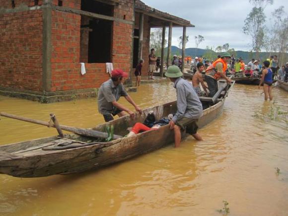 Quảng Bình,nước lũ,tốc mái,nhà chìm trong nước lũ