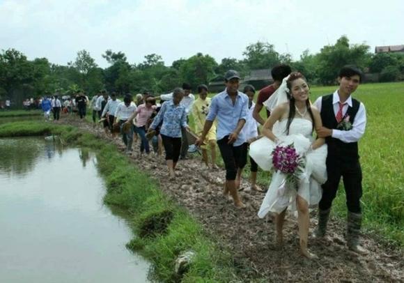 cô dâu lội bùn,chú rể lội bùn,cô dâu chú rể lội bùn