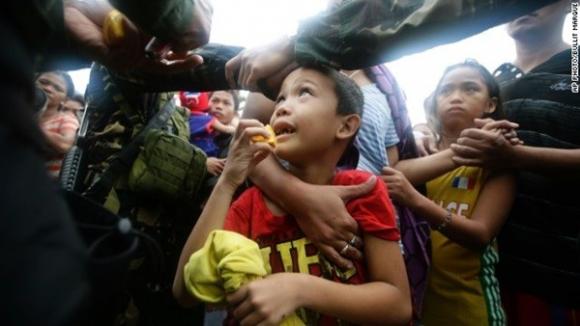 trẻ em Philippines,sau bão,sau bão hải yến,cái đói,cái khát