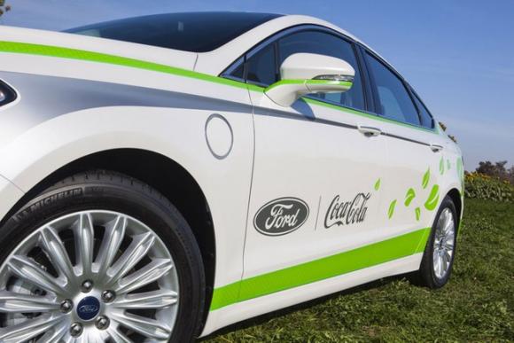 PlantBottle,Coca-Cola,ghế,tựa đầu,ốp cửa,nóc xe,rèm chắn nắng trong Ford Fusion