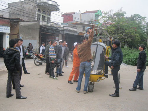 thợ sửa chữa xe máy,thợ sửa xe máy chế tạo máy bay,máy bay