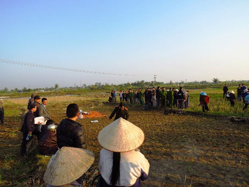 Thi thể nam giới,Thi thể phân hủy,Xác chết ngoài cánh đồng