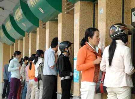 Vi phạm giao thông,Quy định oái oăm,Phạt xe không chính chủ,Thu phí giao dịch ATM nội mạng