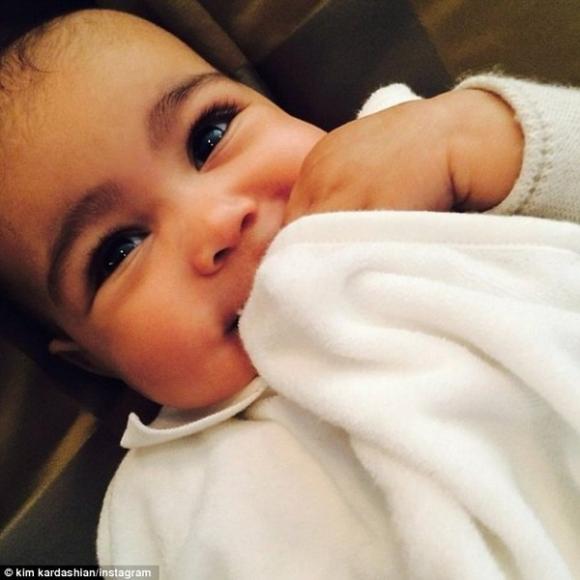 Kim Kardashian,North West,Con gái Kim Kardashian,Kim Siêu vòng ba