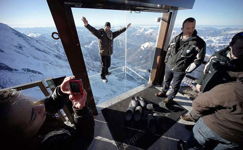 Nóc nhà của châu Âu,Step Into The Void,Núi Aiguille du Midi