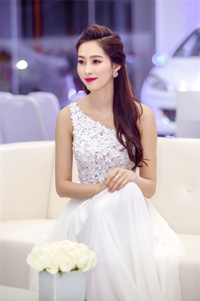 Thời trang sao việt,Ngọc Trinh,Hoàng Thùy Linh,Thụy Vân,Trương Ngọc Ánh