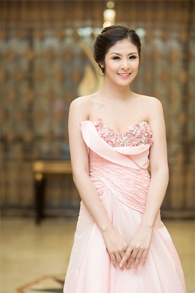Thời trang sao việt,Ngọc Trinh,Hoàng Thùy Linh,Thụy Vân,Trương Ngọc Ánh