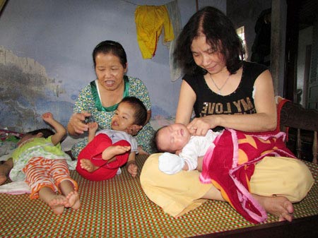 trẻ bất hạnh,hai phụ nữ,người mẹ của trẻ bất hạnh,mái ấm,bồ tát sống