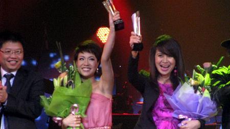 Showbiz Việt 2012,Làng nhạc việt,Bùi Anh Tuấn,Tùng Dương,Chiếc khăn Piêu,Nơi tình yêu bắt đầu