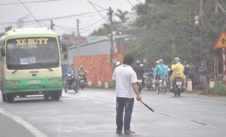 thanh niên,hoảng hồn,người đi đường,hòa thuận,buôn ma thuột,đắk lắk,cầm dao,phương tiện,dao nhọn