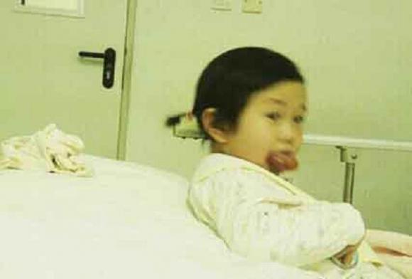 Chuyện lạ 4 phương,chuyện lạ thế giới,phi thường,kỳ quặc,3 tuổi có lưỡi khổng lồ