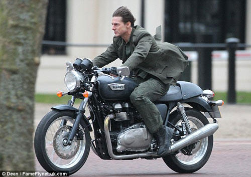 Tom Cruise 2013,Triumph Thruxton,All You Need Is Kill