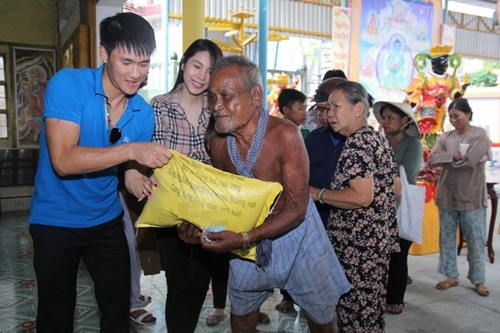 Sao Làm từ thiện,Công Vinh 2013,Ca sĩ thủy Tiên