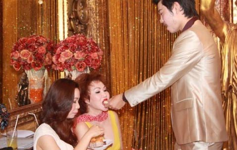 Vũ Hoàng Việt 2013,top 5 Siêu mẫu Việt Nam 2011,Người mẫu Vũ Hoàng Việt,Yvonne Thúy Hoàng