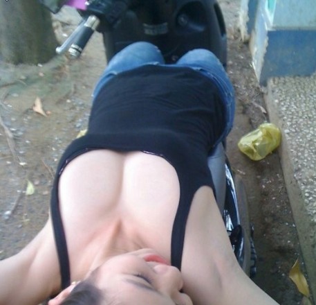 Lối sống trẻ,Giới trẻ khoe thân,Trào lưu khoe hàng,Khoe vòng 1