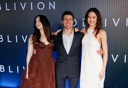 Olga Kurylenko,Katie Holmes,Tom Cruise