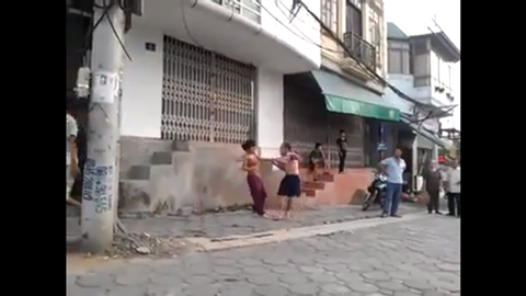 Vợ đánh chồng giữa đường,clip vợ đánh chồng,bạo hành gia đình