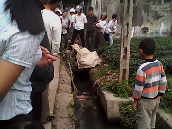Xác chết,Xác chết dưới kênh nước,Thi thể đàn ông